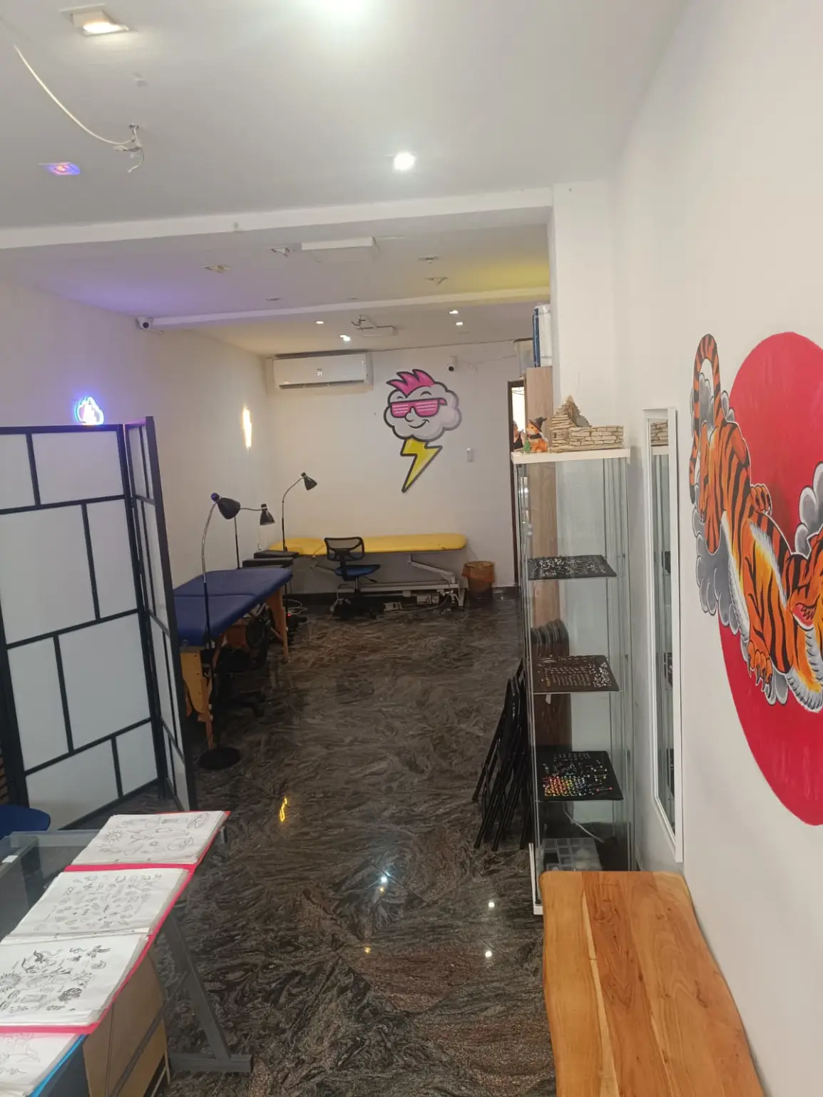 Professional tattoo artist working in sterile conditions — Rovinj