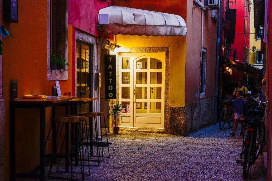 Professional tattoo artist working in sterile conditions — Rovinj